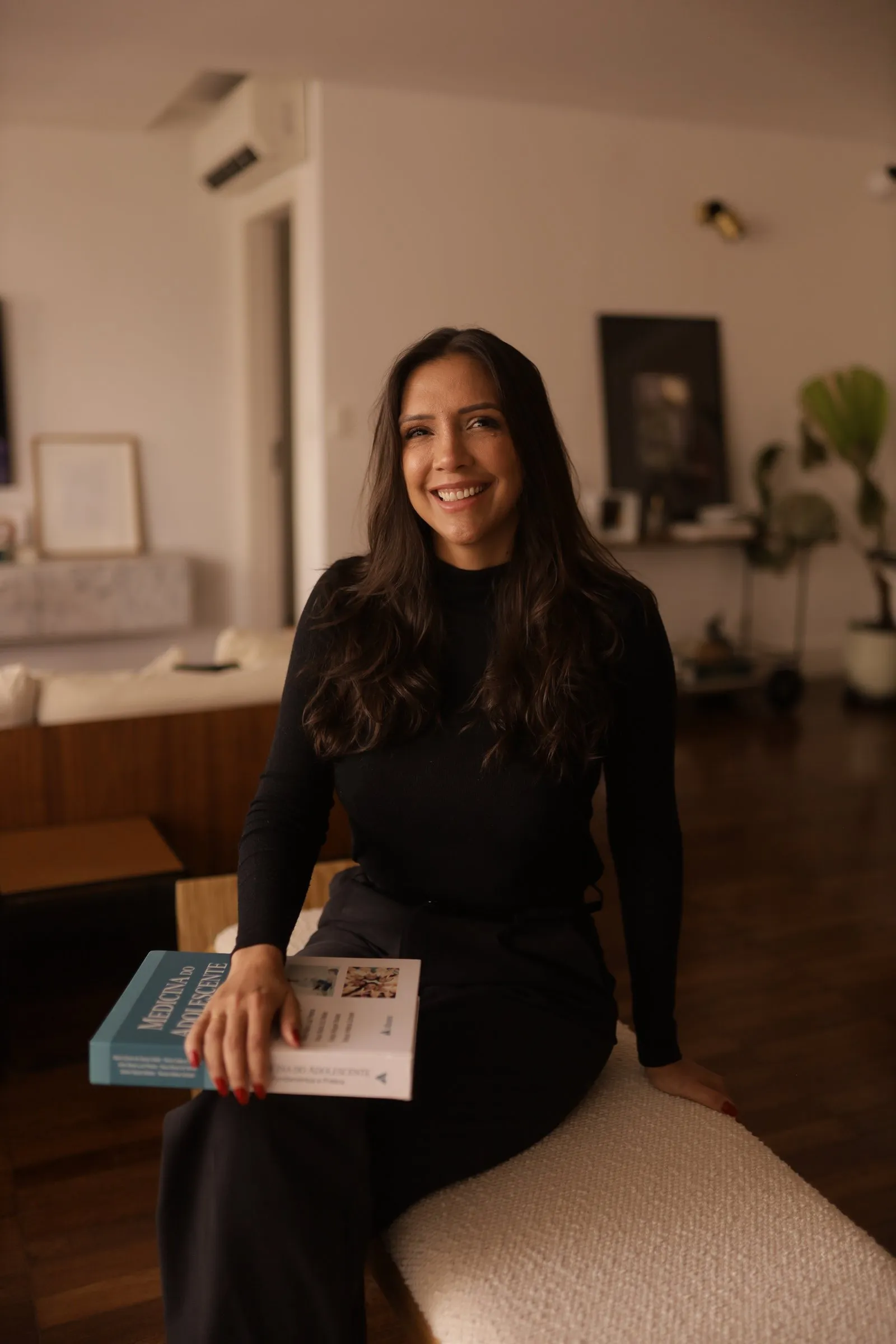 Dra. Amanda Neves sorrindo no consultório