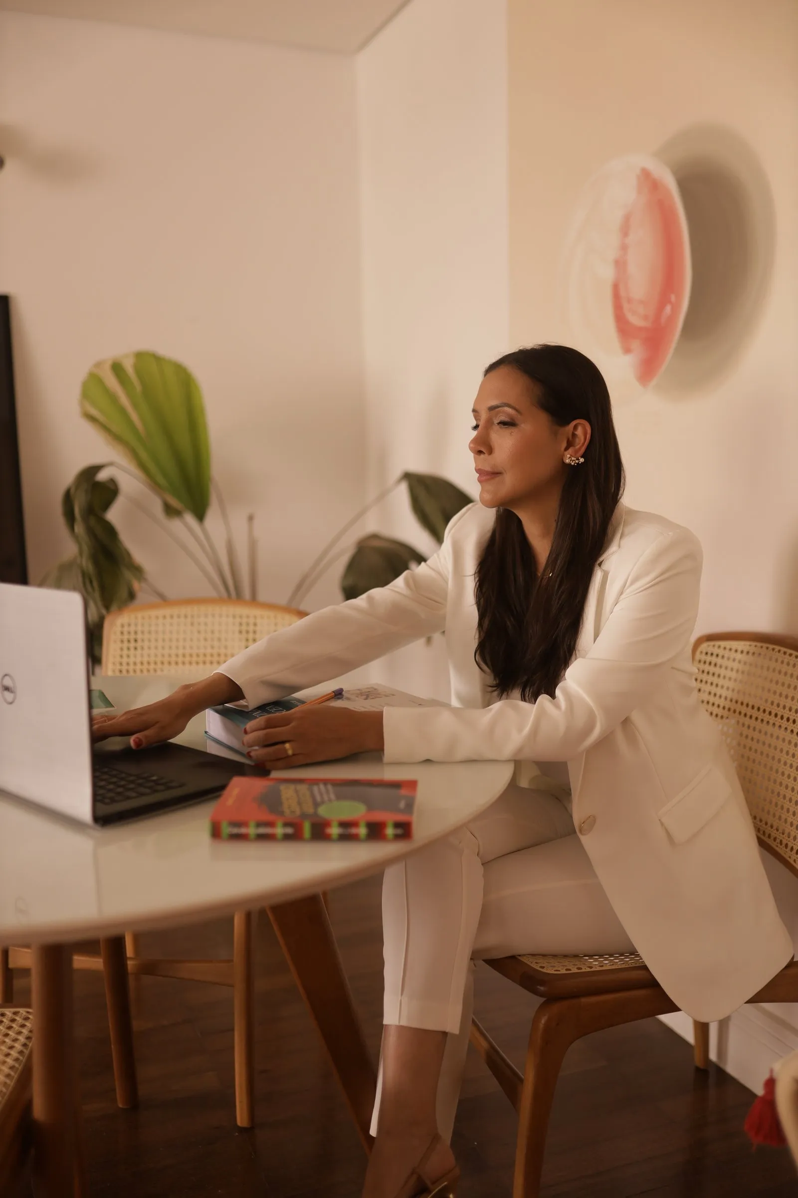 Dra. Amanda Neves trabalhando, com blazer branco